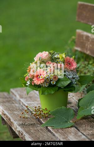 Farbenfroher Blumenstrauß mit Gerbera Stockfoto