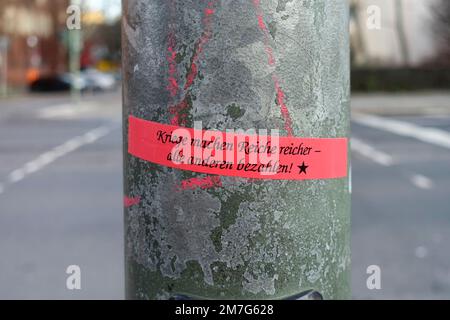 Sticker Wars macht die Reichen reicher, alle anderen zahlen, Berlin, Deutschland Stockfoto