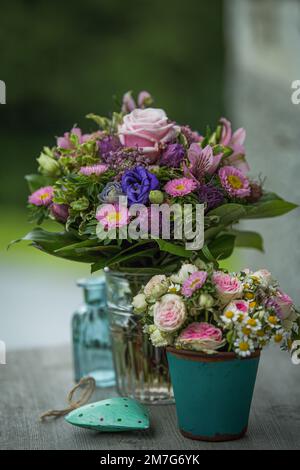 Farbenfroher Blumenstrauß im Naturhintergrund Stockfoto