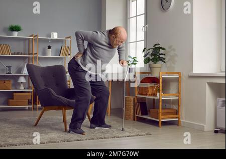 Verärgerter Seniorenmensch mit Rückenschmerzen Stockfoto