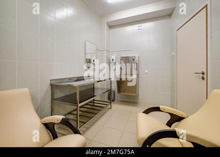 MOSKAU, RUSSLAND - AUGUST 2019: Behandlungsraum in einer modernen Klinik oder einem medizinischen Labor mit Ausrüstung Stockfoto