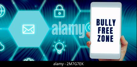 Schild mit der Aufschrift „Bully Free Zone“. Konzept, das bedeutet, dass man anderen Mobbing gegenüber respektvoll sein darf, ist hier nicht erlaubt Stockfoto