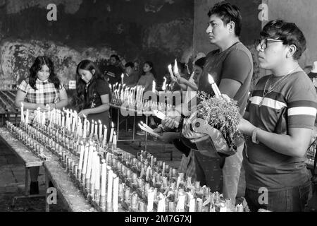 Christliche Anhänger beten während der Feierlichkeiten zum 3. Königstag in der Kirche, Tizimin Yucatan Mexiko Stockfoto