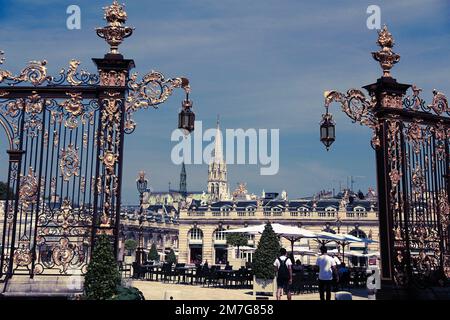 Der Blick auf den Place Stanislas mit der Basilika des Heiligen Epvre von Nancy im Hintergrund. Nancy, Frankreich. Stockfoto