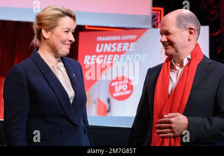 Berlin, Deutschland. 09. Januar 2023. Bundeskanzler Olaf Scholz (r, SPD) und Franziska Giffey (l, SPD), Bürgermeister von Berlin, stehen während des Wahlkampfstarts des SPD für die Wiederholung der Wahl zum Berliner Repräsentantenhaus am 12. Februar 2023 vor der Bühne des Varieté Wintergarten. Das Staatsverfassungsgericht hat die Wahlen zum Repräsentantenhaus und den Bezirksparlamenten vom September 2021 wegen zahlreicher Störungen und schwerwiegender systemischer Mängel für ungültig erklärt und eine vollständige Wiederholung gefordert. Kredit: Bernd von Jutrczenka/dpa/Alamy Live News Stockfoto