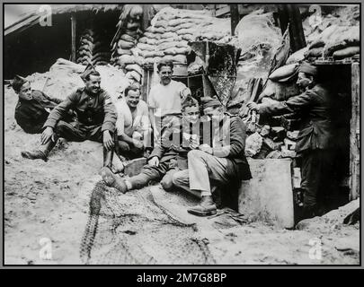 WW1 belgischer Soldat an der Front, der seine Post/seinen Brief mit seinen Militärkollegen aus seinem Brief der "Pate" teilt. Propagandafilm aus befestigten Schützengräben im Front World war 1 Stockfoto