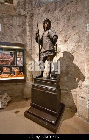 Statue von Nuno Alvares Pereira (1360-1431), Gründer der Kirche und des Klosters Carmo, Archäologisches Museum von Carmo, ehemaliges Kloster von Carmo, Lissabon, Portugal Stockfoto