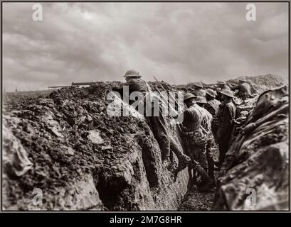 WW1 Schlacht der Sommeschützengräben mit neuseeländischen Soldaten an der Front der Somme, La Signy Farm, Frankreich 15. September 1916 Neuseeländische Infanterie trat in die Schlacht an der Somme ein. Die neuseeländische Division unterstützte an diesem Tag einen großen Angriff. Der erwartete Durchbruch wurde nicht erreicht und ein Drittel der Kämpfer in der Schlacht wurde Opfer – ein typischer tragischer Tribut an der Somme. Frankreich Stockfoto