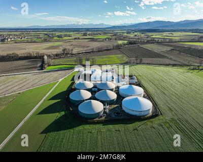 Eine moderne Biogasanlage in der Provinz Cuneo in Piemont. Cardè, Italien - Januar 2023 Stockfoto