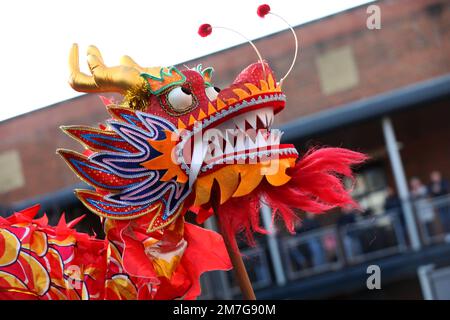 Chinesischer Drache während der chinesischen Neujahrsfeier in Portsmouth, Hampshire, Großbritannien. Stockfoto