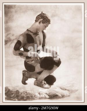 Vaslav Nijinsky hockte sich auf seinem linken Knie, Kopf gebeugt, vor einem Schal wie der Faun in L'Apres-Midi d'un Faune. Foto 1912 von Adolf de Meyer aus dem Buch „Nijinsky: L'Apres-midi d'un Faune“ aus dem Jahr 1914 Stockfoto