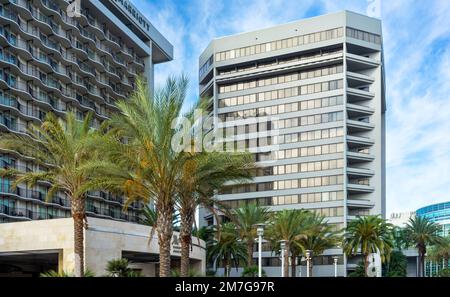 Anaheim, CA, USA – 1. November 2022: Außenansicht der Marriott Anaheim Hotel Towers am Convention Way in Anaheim, Kalifornien. Stockfoto