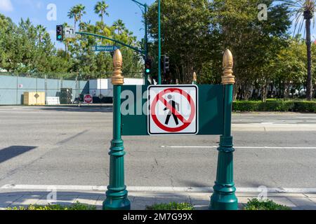 Anaheim, CA, USA – 1. November 2022: Ein Schild „Keine Fußgängerüberquerung“ auf einer Straße in Anaheim, Kalifornien. Stockfoto