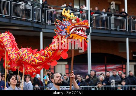 Chinesischer Drache während der chinesischen Neujahrsfeier in Portsmouth, Hampshire, Großbritannien. Stockfoto