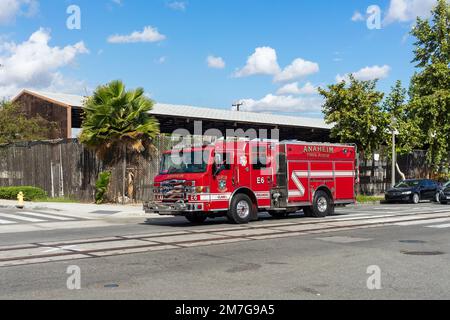 Anaheim, CA, USA – 2. November 2022: Feuerwehr- und Rettungswagen von Anaheim auf einer Straße die Stadt Anaheim in Orange County, Kalifornien. Stockfoto