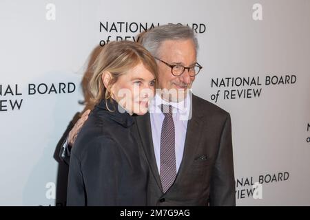 NEW YORK, NEW YORK - 08. JANUAR: Kate Capshaw und Steven Spielberg nehmen am 08. Januar 2023 in New York City an der National Board of Review Annual Awards Gala 2023 in der Cipriani 42. Street Teil. Kredit: Ron Adar/Alamy Live News Stockfoto