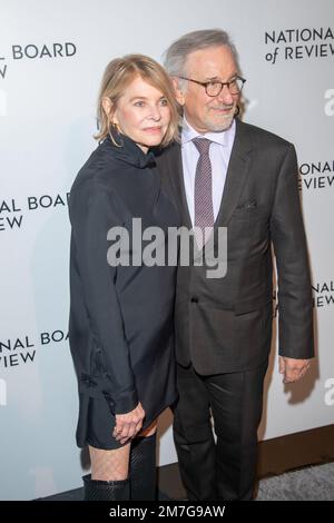 NEW YORK, NEW YORK - 08. JANUAR: Kate Capshaw und Steven Spielberg nehmen am 08. Januar 2023 in New York City an der National Board of Review Annual Awards Gala 2023 in der Cipriani 42. Street Teil. Kredit: Ron Adar/Alamy Live News Stockfoto