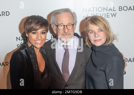 NEW YORK, NEW YORK - 08. JANUAR: Ariana DeBose, Steven Spielberg und Kate Capshaw nehmen am 08. Januar 2023 in New York City an den National Board of Review Annual Awards Gala 2023 in der Cipriani 42. Street Teil. Kredit: Ron Adar/Alamy Live News Stockfoto