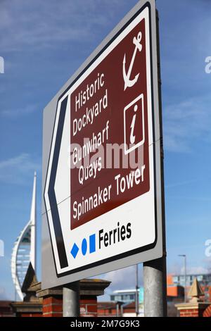 Spinnaker Tower Road Schild in Portsmouth, Hampshire, Großbritannien. Stockfoto