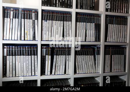 Eine riesige Bibliothek alter PlayStation -Spiele in Havant, Hampshire, Großbritannien. Stockfoto