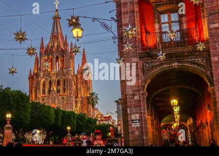 Farbenfrohe Sterndekorationen in Zinn zieren die berühmte Kirche Parroquia de San Miguel Arcangel, um das neue Jahr im historischen Viertel zu feiern, am 4. Januar 2023 in San Miguel de Allende, GTO, Mexiko. Stockfoto