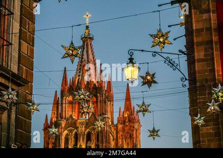 Farbenfrohe Sterndekorationen in Zinn zieren die berühmte Kirche Parroquia de San Miguel Arcangel, um das neue Jahr im historischen Viertel zu feiern, am 4. Januar 2023 in San Miguel de Allende, GTO, Mexiko. Stockfoto