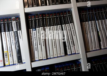 Eine riesige Bibliothek alter PlayStation -Spiele in Havant, Hampshire, Großbritannien. Stockfoto