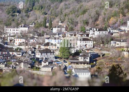 Landschaftsblick auf Papingo (Papigo oder Papigko) Dorf (Zagorochoria, Epirus, Griechenland). Malerische traditionelle Steinhäuser Stockfoto