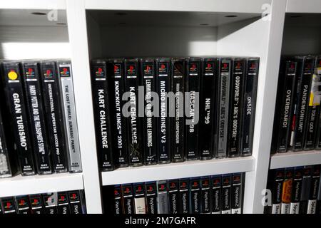 Eine riesige Bibliothek alter PlayStation -Spiele in Havant, Hampshire, Großbritannien. Stockfoto