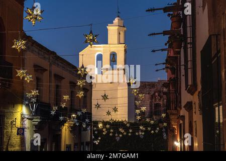 Farbenfrohe Verzierungen mit Sternchen im spanischen Kolonialstil zieren das San Antonio-Kloster zur Feier des Neujahrs im zentralen historischen Viertel am 4. Januar 2023 in San Miguel de Allende, GTO, Mexiko. Stockfoto