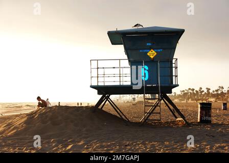 Ein Rettungsschwimmturm an einem Strand in Huntington Beach, Kalifornien Stockfoto