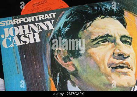 Viersen, Deutschland - November 9. 2022: Nahaufnahme des isolierten Schallplattenalbums von Sänger Johnny Cash Stockfoto
