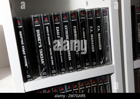 Eine riesige Bibliothek alter PlayStation -Spiele in Havant, Hampshire, Großbritannien. Stockfoto