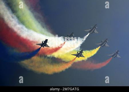 Peking, Chinas Provinz Guangdong. 13. November 2022. Aircraft of China's Bayi Aerobatic Team tritt am 13. November 2022 auf der 14. China International Aviation and Aerospace Exhibition in Zhuhai, südchinesischer Provinz Guangdong, auf. Kredit: Yu Hongchun/Xinhua/Alamy Live News Stockfoto