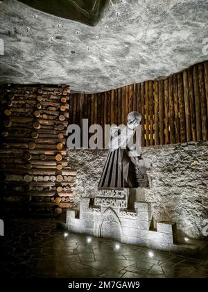 Eine Skulptur aus Salz, die die Gestalt von Nicolaus Copernicus (Mikołaj Kopernik) darstellt, die anlässlich des 500. Geburtstages angefertigt wurde. Stockfoto