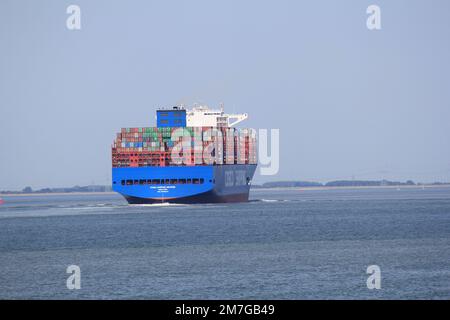 Ein großes Frachtschiff navigiert durch die westerschelde an der niederländischen Küste in Richtung antwerpener Hafen Stockfoto