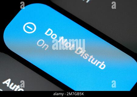 Auf einem Smartphone ist der DND-Modus „nicht stören“ aktiviert Stockfoto
