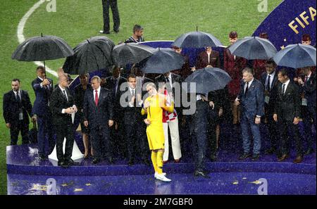 Das Dateifoto vom 15.-07-2018 des französischen Torhüters Hugo Lloris wird nach dem Finale der FIFA-Weltmeisterschaft in Moskau gratuliert. Der französische Torwart Hugo Lloris hat sich vom internationalen Fußball zurückgezogen. Ausgabedatum: Montag, 9. Januar 2023. Stockfoto