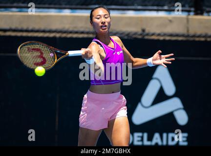 Qinwen Zheng aus China in Aktion während der letzten Qualifikationsrunde des 2023 Adelaide International 2, WTA 500 Tennis Turniers am 8. Januar 2023 in Adelaide, Australien - Foto: Rob Prange/DPPI/LiveMedia Stockfoto