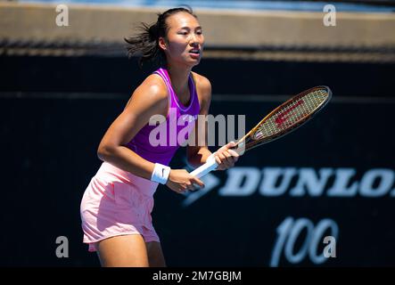 Qinwen Zheng aus China in Aktion während der letzten Qualifikationsrunde des 2023 Adelaide International 2, WTA 500 Tennis Turniers am 8. Januar 2023 in Adelaide, Australien - Foto: Rob Prange/DPPI/LiveMedia Stockfoto