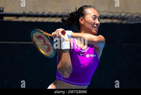 Qinwen Zheng aus China in Aktion während der letzten Qualifikationsrunde des 2023 Adelaide International 2, WTA 500 Tennis Turniers am 8. Januar 2023 in Adelaide, Australien - Foto: Rob Prange/DPPI/LiveMedia Stockfoto