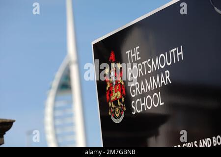 Allgemeiner Blick auf den Eingang der Portsmouth Grammar School in Portsmouth, Hampshire, Großbritannien. Stockfoto