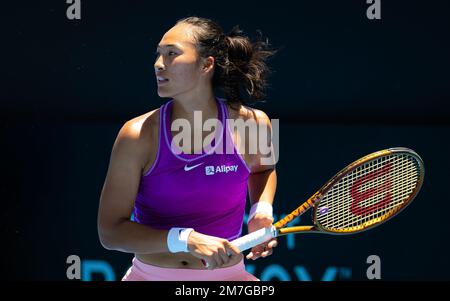 Qinwen Zheng aus China in Aktion während der letzten Qualifikationsrunde des 2023 Adelaide International 2, WTA 500 Tennis Turniers am 8. Januar 2023 in Adelaide, Australien - Foto: Rob Prange/DPPI/LiveMedia Stockfoto