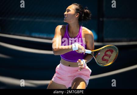 Qinwen Zheng aus China in Aktion während der letzten Qualifikationsrunde des 2023 Adelaide International 2, WTA 500 Tennis Turniers am 8. Januar 2023 in Adelaide, Australien - Foto: Rob Prange/DPPI/LiveMedia Stockfoto