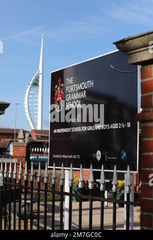 Allgemeiner Blick auf den Eingang der Portsmouth Grammar School in Portsmouth, Hampshire, Großbritannien. Stockfoto