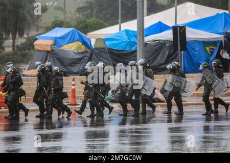 Brasilia, Brasilien. 09. Januar 2023. DF - Brasilia - 01/09/2023 - BRASILIA, CAMPING DEMONTAGE - Demontage von Lagern in der Umgebung des Militärhauptquartiers, Brasilia, diesen Montag (9). Die Demontage erfolgt nach gewaltsamen Protesten in Praca dos Tres Poderes, bei denen es am Sonntag (8) Vandalismus in den Büros der Exekutive, der Legislative und der Justiz gab. Foto: Scarlett Rocha/AGIF/Sipa USA Guthaben: SIPA USA/Alamy Live News Stockfoto