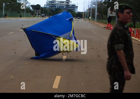 Brasilia, Brasilien. 09. Januar 2023. DF - Brasilia - 01/09/2023 - BRASILIA, CAMPING DEMONTAGE - Demontage von Lagern in der Umgebung des Militärhauptquartiers, Brasilia, diesen Montag (9). Einige Zelte wurden vom Wind weggeblasen, kurz bevor der Regen begann zu fallen. Die Demontage erfolgt nach gewaltsamen Protesten in Praca dos Tres Poderes, bei denen es am Sonntag (8) Vandalismus in den Büros der Exekutive, der Legislative und der Justiz gab. Foto: Scarlett Rocha/AGIF/Sipa USA Guthaben: SIPA USA/Alamy Live News Stockfoto