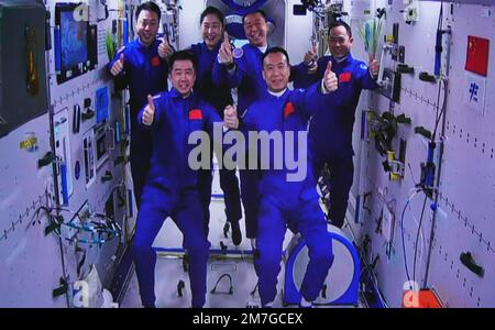 Peking, China. 30. November 2022. Dieses im Jiuquan Satellite Launch Center im Nordwesten Chinas aufgenommene Bild zeigt die Crew von Shenzhou-15 und Shenzhou-14, die nach einer historischen Versammlung im Weltraum am 30. November 2022 ein Gruppenfoto mit erhobenen Daumen aufnimmt. Die drei Astronauten an Bord des chinesischen Raumschiffs Shenzhou-15 betraten die Raumstation des Landes und trafen sich am 30. November 2022 mit einem anderen Astronauten-Trio, einer historischen Zusammenkunft, die die Arbeitskräfte des Raumlabors in der Umlaufbahn zum ersten Mal zu sechs hinzufügte. Kredit: Guo Zhongzheng/Xinhua/Alamy Live News Stockfoto