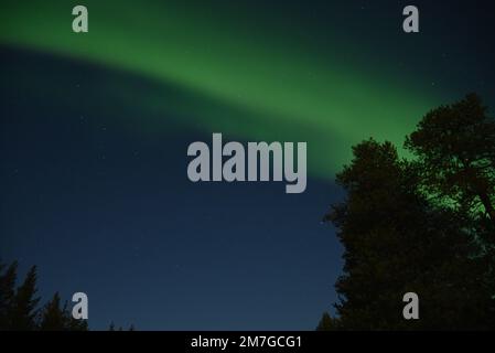 Nordlichter in der Nähe der Stadt Kirkenes, Norwegen, im Winter. Stockfoto