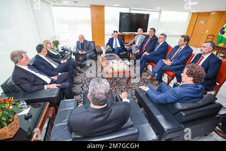 Brasilia, Brasilien. 09. Januar 2023. Brasilianischer Präsident Luiz Inacio Lula da Silva (oben-Mitte-links) trifft mit dem designierten Vizepräsidenten Geraldo Alckmin (oben-Mitte-rechts) Präsident des Obersten Gerichtshofs Rosa Weber (oben-3.-links) Oberster Gerichtshof Richter Luis Roberto Barroso (2.-links) und anderen Richtern am Planalto Palace in Brasilia, Brasilien, Montag, 9. Januar 2023, Einen Tag, nachdem Anhänger des Ex-Präsidenten Jair Bolsonaro den Kongress, den Obersten Gerichtshof und den Präsidentenpalast in Brasilia stürmten. Foto: Pressestelle des brasilianischen Präsidenten/UPI Credit: UPI/Alamy Live News Stockfoto